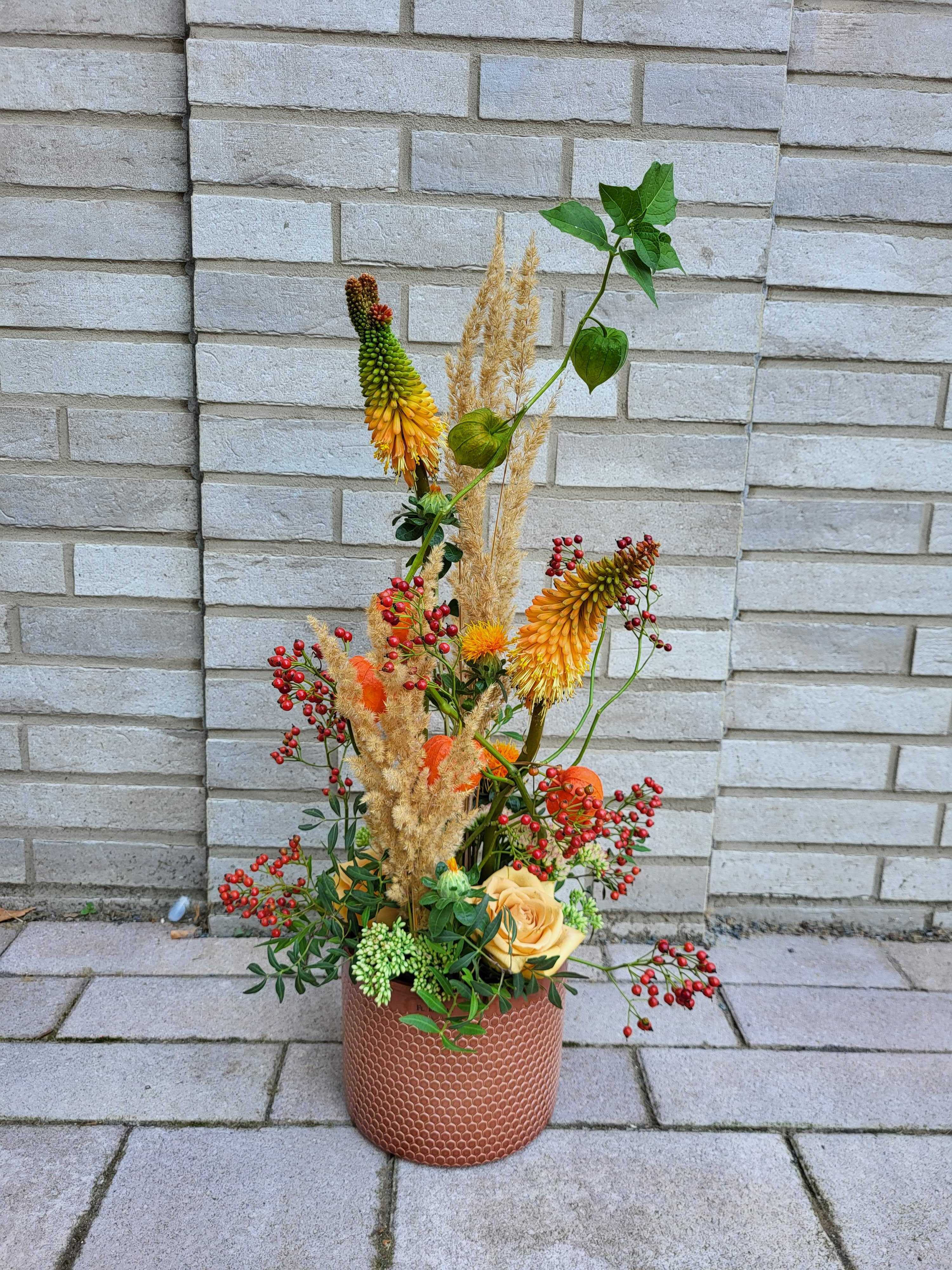 Detailaufnahme eines Blumenstraußes in einer modernen Vase