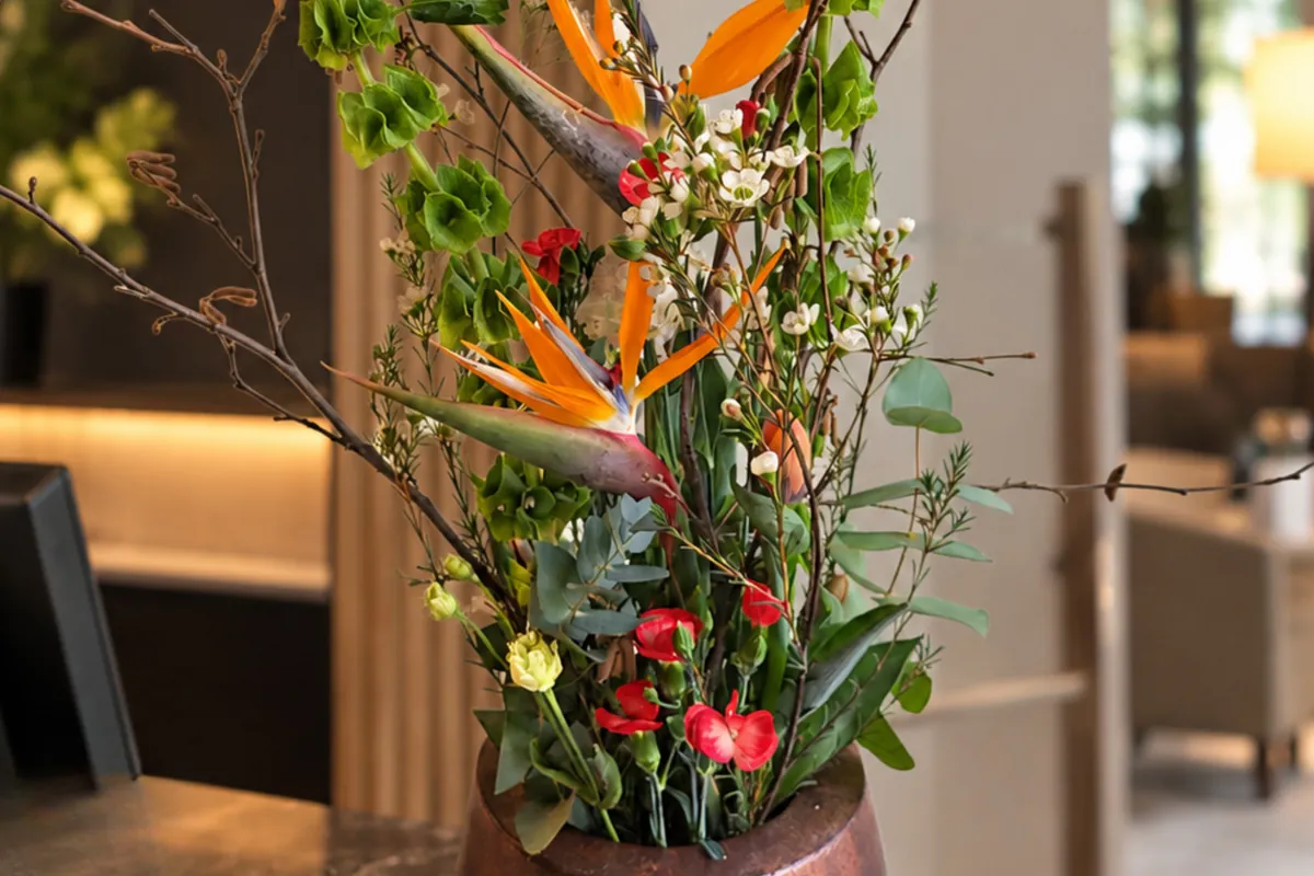 Blumenarrangement in einem modernen Büroempfang