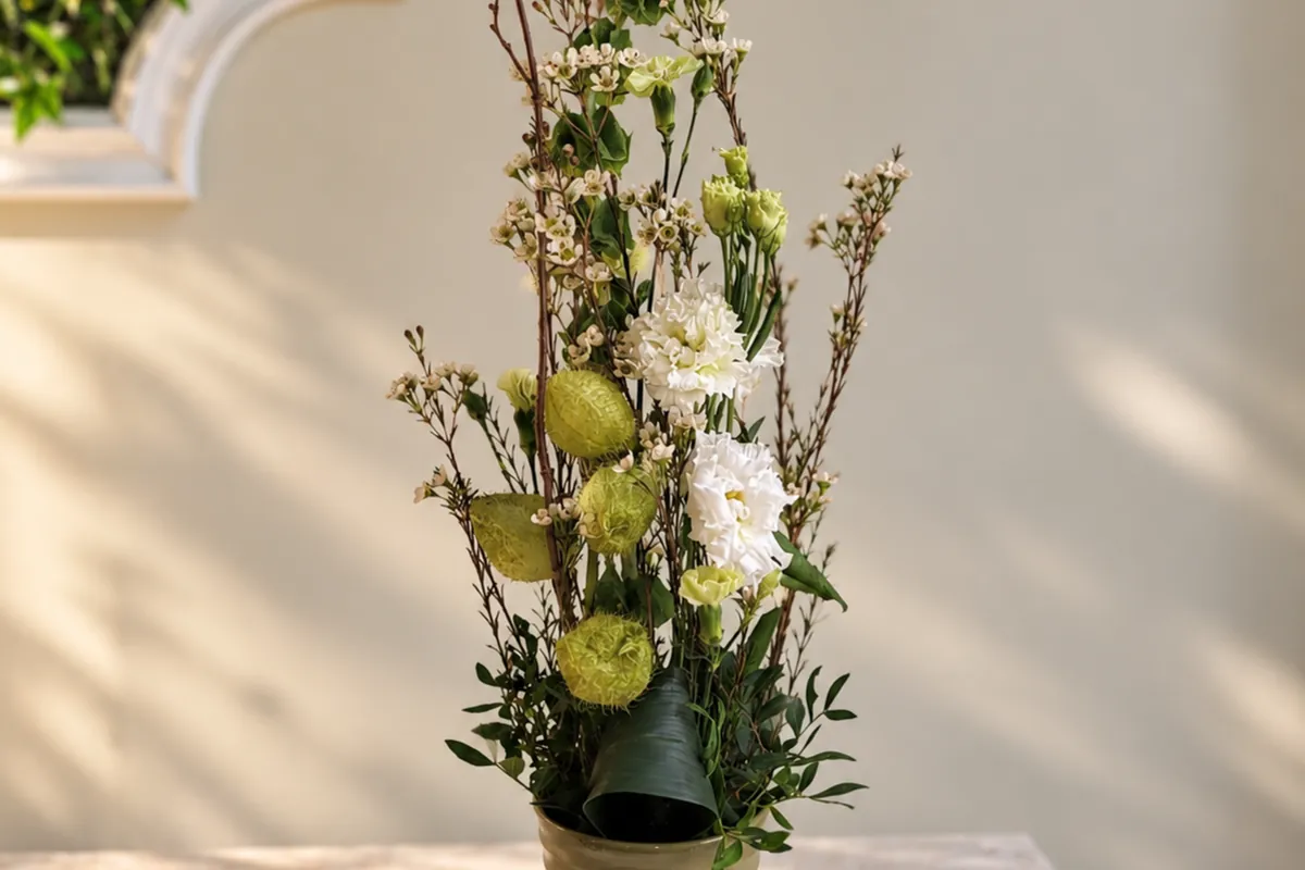 Nachhaltige Blumenarrangements im Büro
