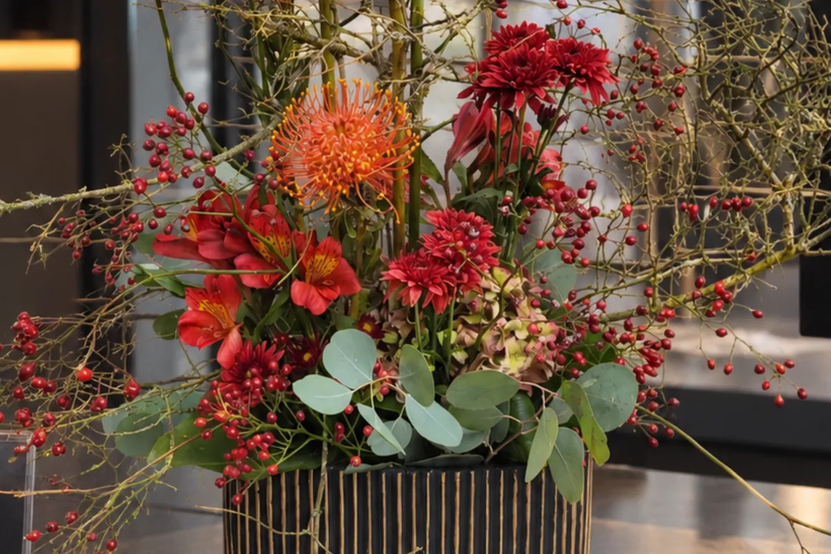 Elegantes Blumengesteck auf einem Empfangstresen in einer Kanzlei