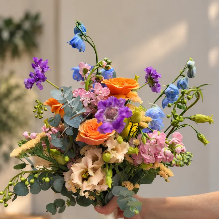 Fröhlicher Blumenstrauß zur Geburt eines Jungen