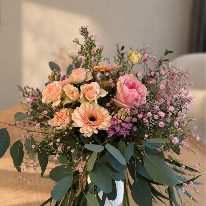 Eleganter, neutraler Blumenstrauß zur Geburt