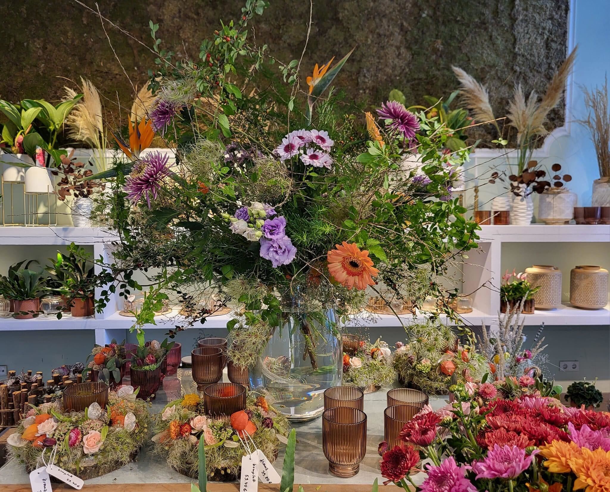 Ein prächtiger, farbenfroher Blumenstrauß, kunstvoll gebunden von Flora Melodie in Leipzig.