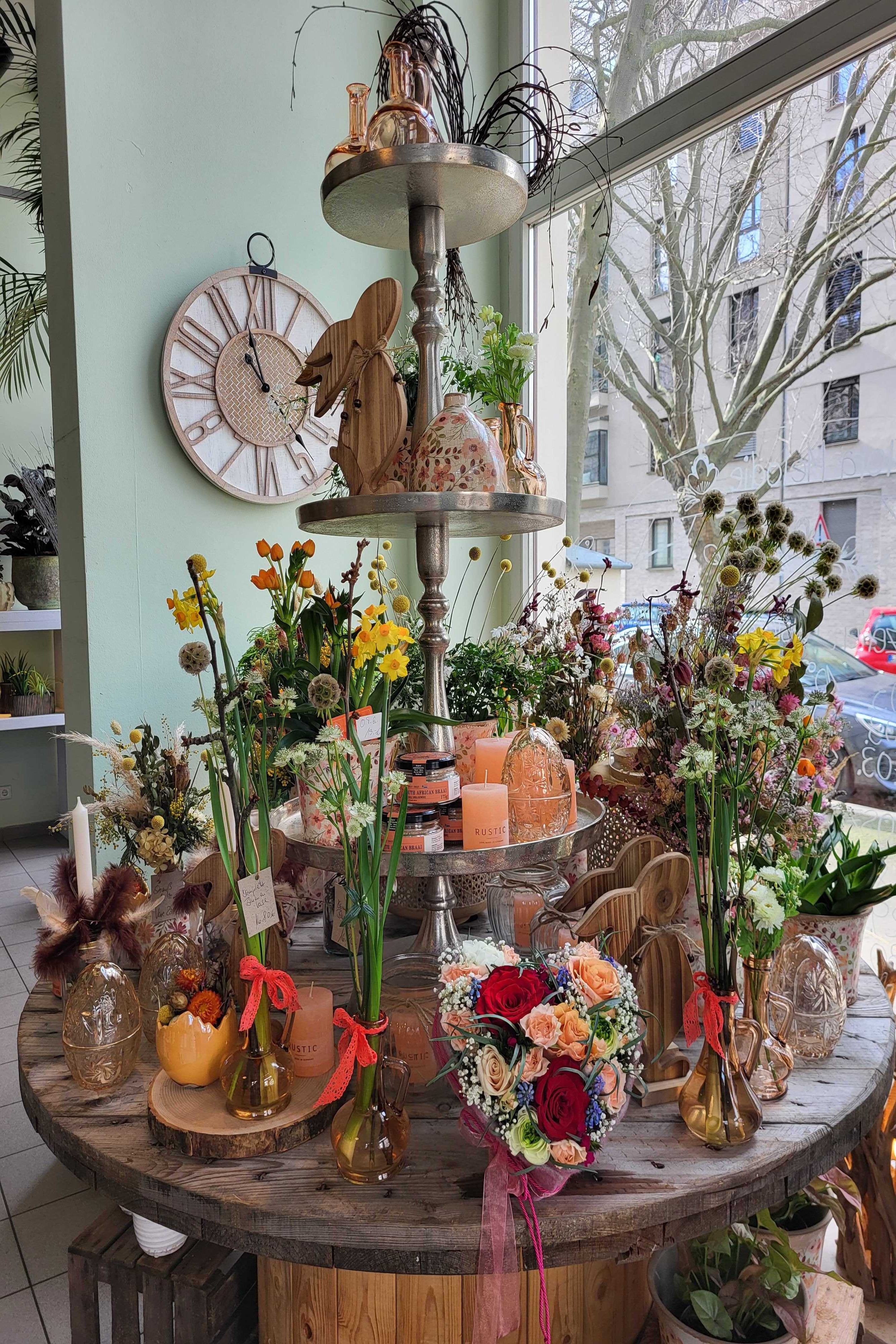 Osterdekoration mit bunten Eiern und Blumen