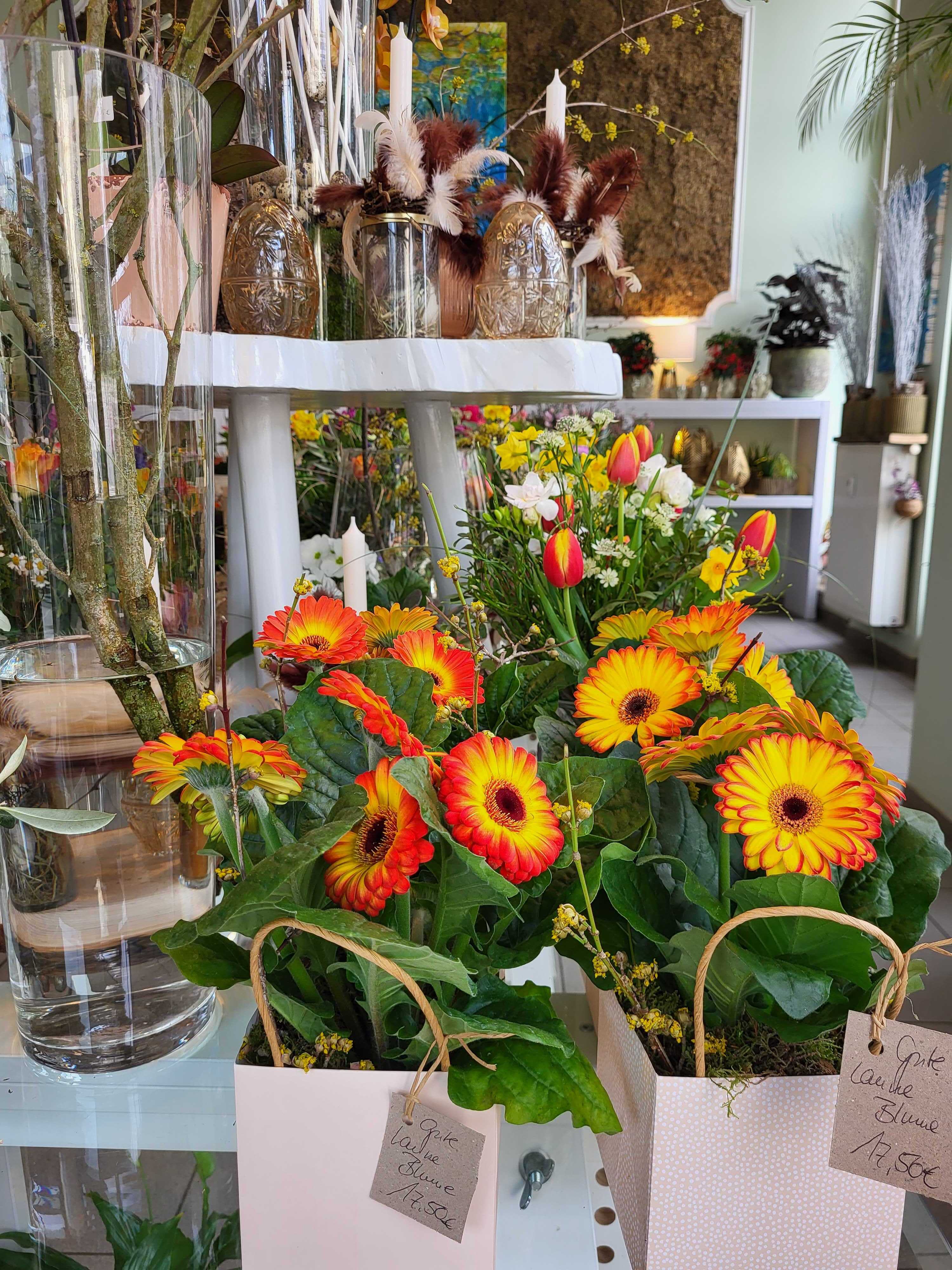 Osterstrauß mit bunten Tulpen und Ranunkeln