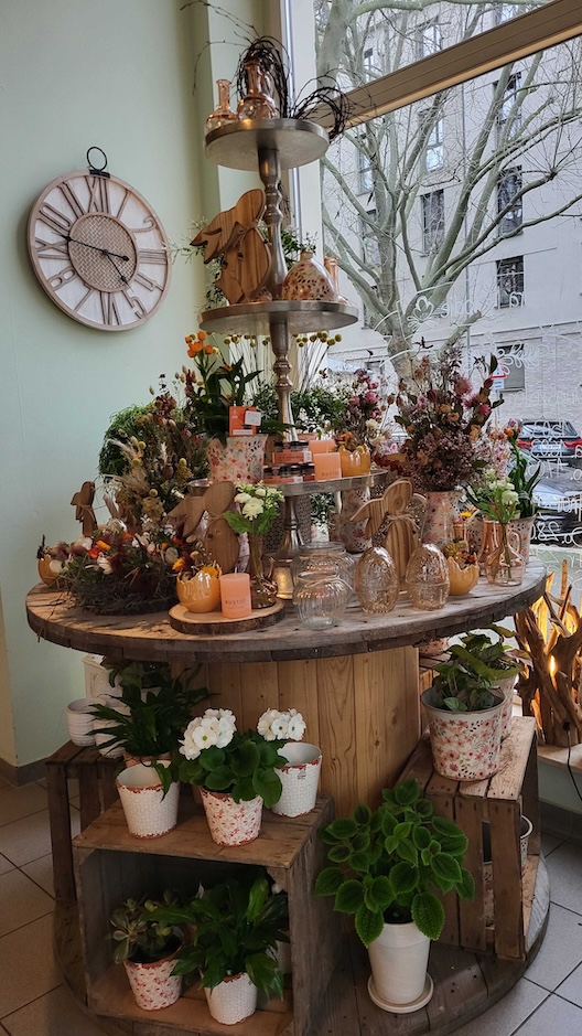 Osterstrauß mit bunten Frühlingsblumen