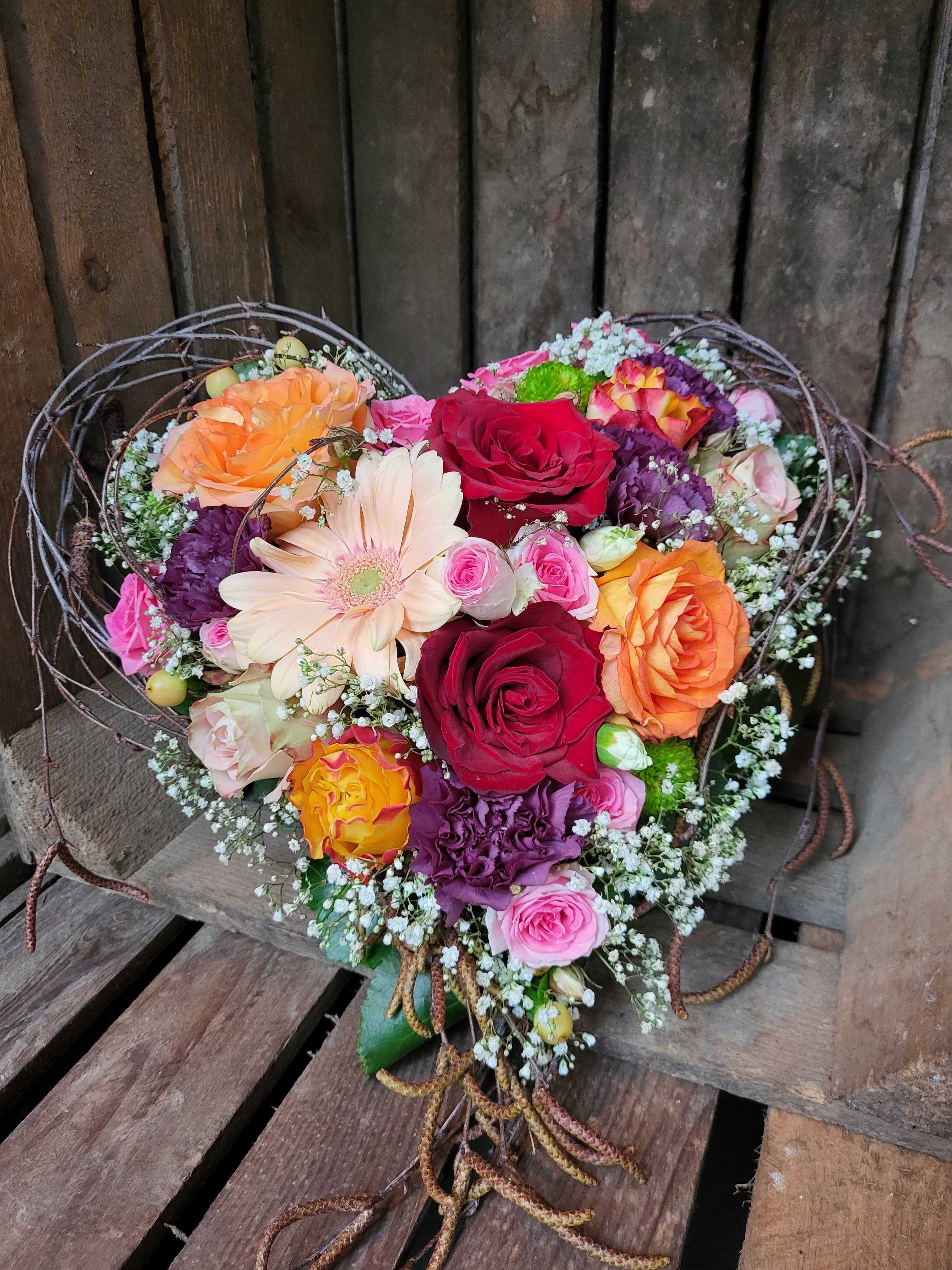 Grabstrauß mit saisonalen Blumen