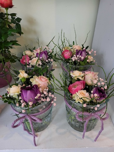 Glas mit Blumen zum Valentinstag