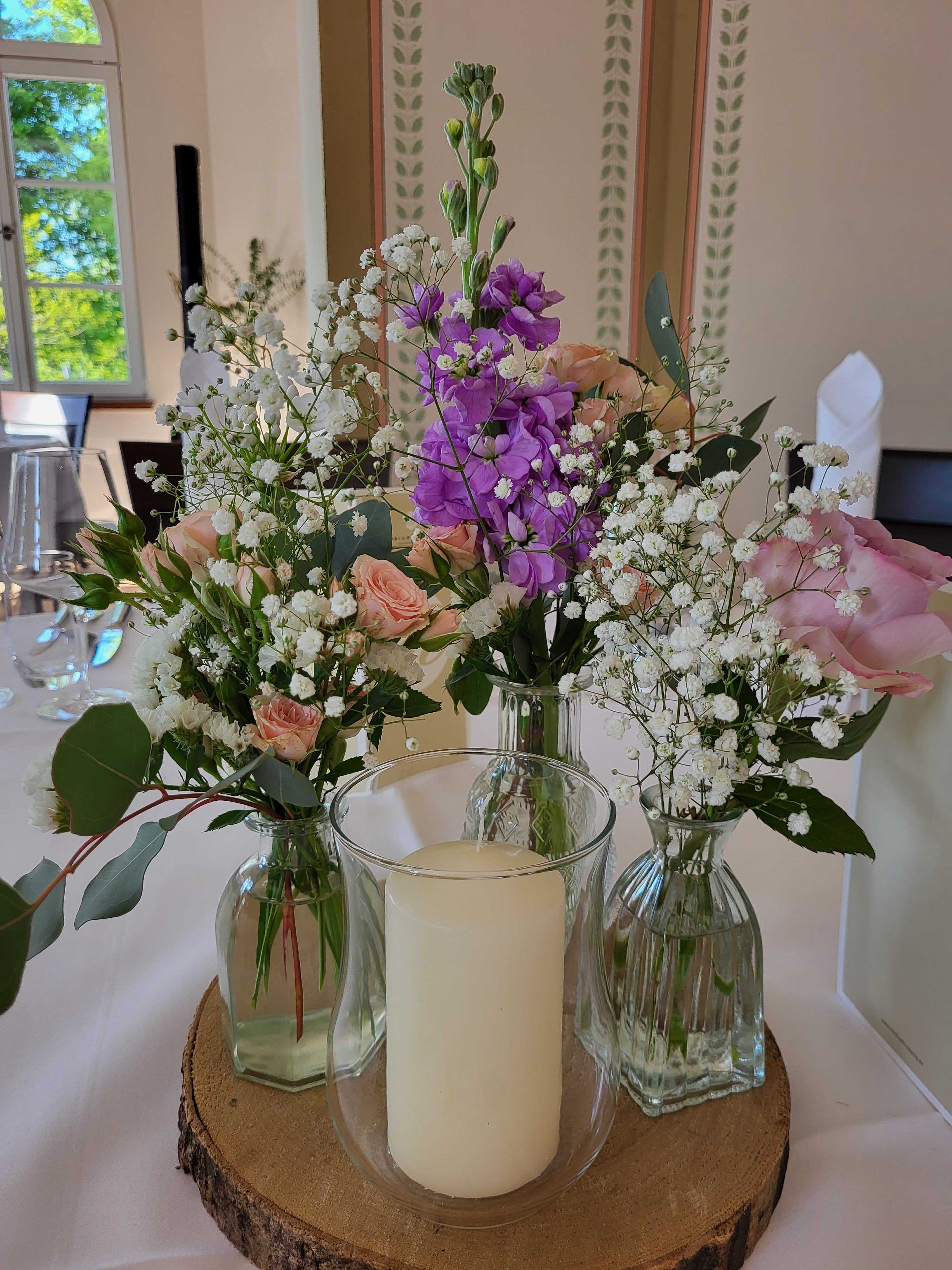 Romantische Hochzeitsdekoration mit Rosen