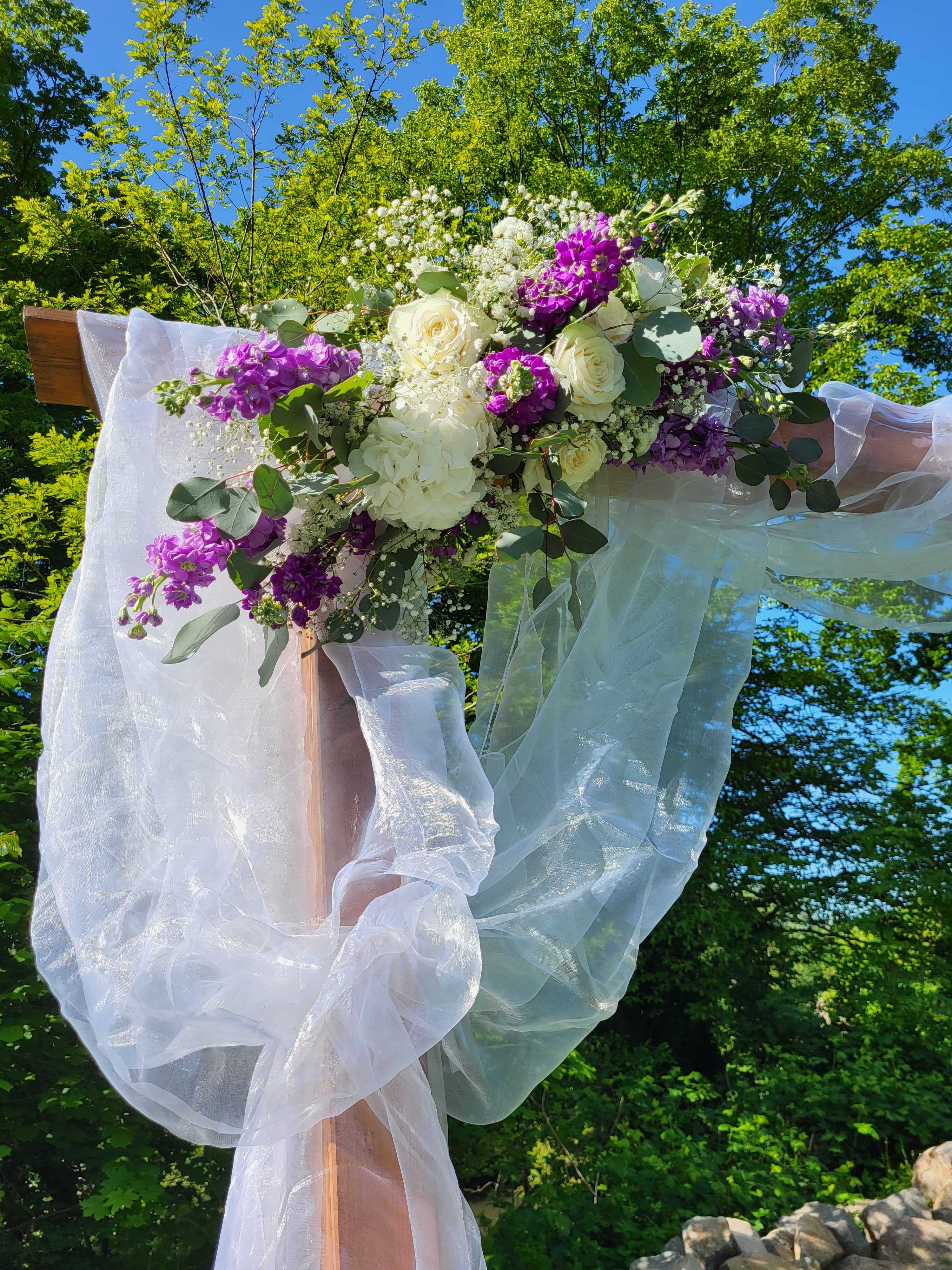 Blumenbogen für eine Trauungszeremonie im Freien