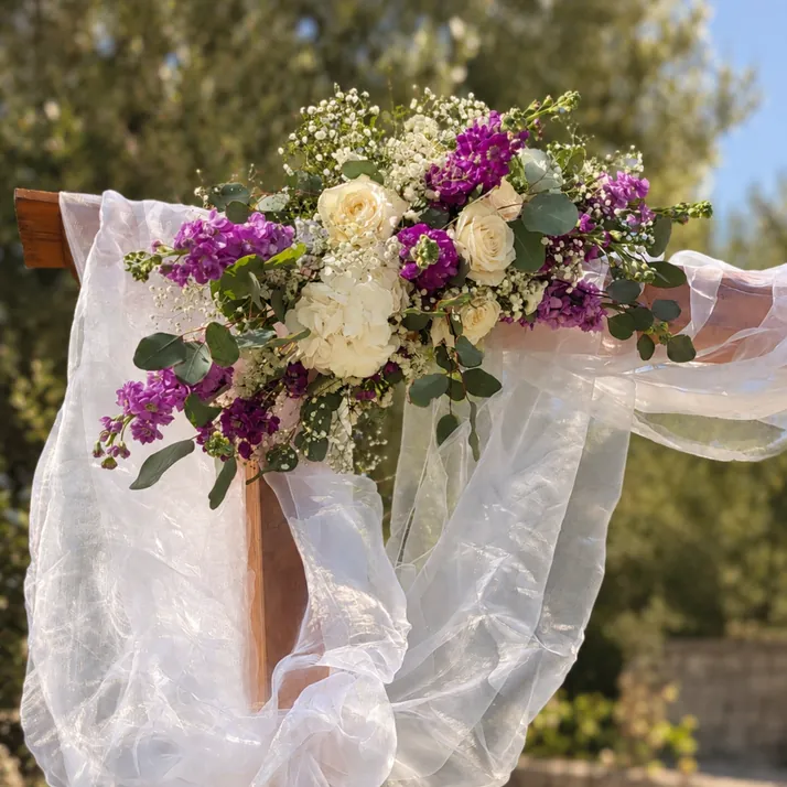 Blumenbögen und Säulen für Hochzeitszeremonien