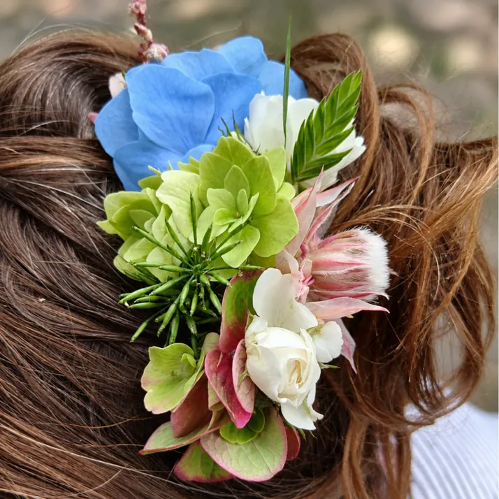 Blumenschmuck für das Haar der Braut